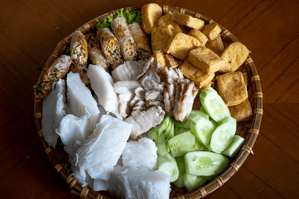 Bun dau mam tom combines fresh noodles, crispy tofu, and a distinctive shrimp paste sauce to create a unique Vietnamese dish (Source: Pexels)